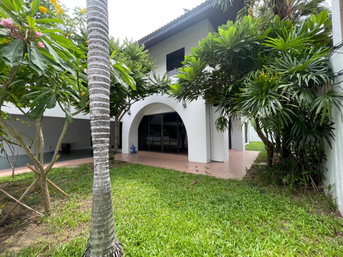 For RentHouseBangna, Bearing, Lasalle : Semi-detached house 3 beds in communal garden and swimming pool, about 10-12 minutes walk from BTS Bearing or ST. Andrew international school Sukhumvit 107.