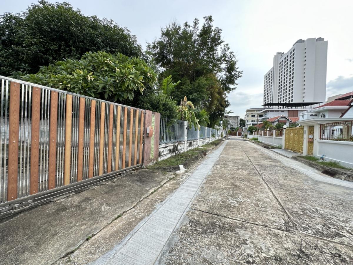 For SaleLandPinklao, Charansanitwong : Urgent sale! Vacant land, area 190.9 sq.w., Soi Ban Phanu Villa, Borommaratchachonnani Road 10, Bang Bamru Subdistrict, Bang Phlat District, Bangkok.