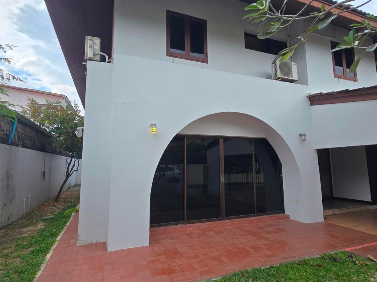 For RentHouseBangna, Bearing, Lasalle : Semi-detached house corner unit with 3 beds common garden and swimming pool, about 10-12 minutes walk from BTS Bearing or ST. Andrew international school Sukhumvit 107.