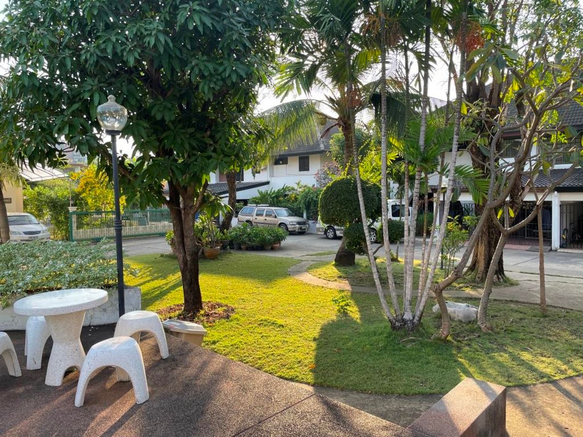 ให้เช่าบ้านบางนา แบริ่ง ลาซาล : บ้านแฝด 3 ห้องนอน 3 ห้องน้ำ มีเฟอร์นิเจอร์บางส่วน ในโครงการมี สนามและสระว่ายน้ำส่วนกลาง ประมาณ 10-12 นาทีเดินจากบีทีเอสแบริ่งหรือ ST. Andrew international school Sukhumvit 107