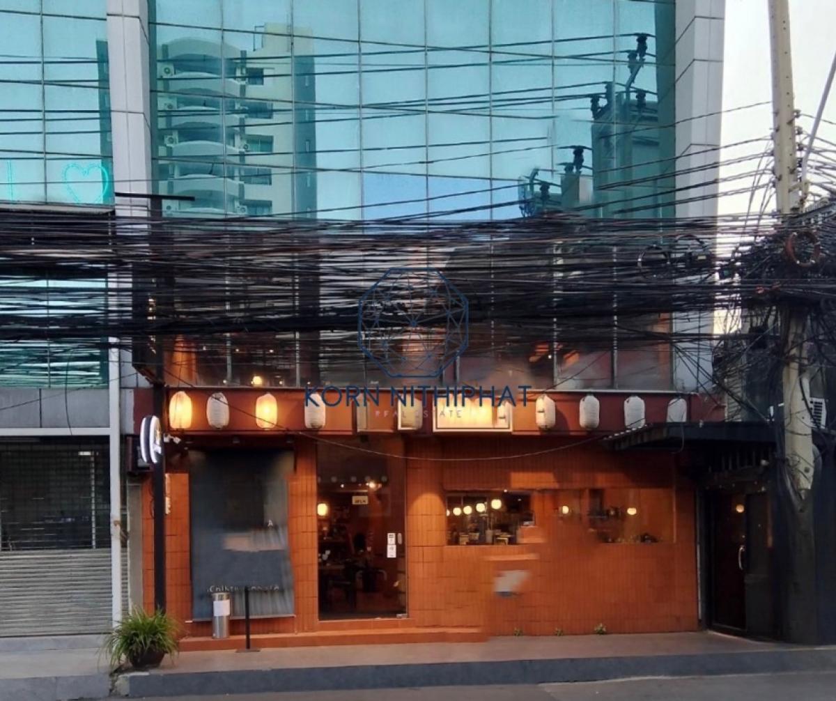 For RentShop HouseSukhumvit, Asoke, Thonglor : For rent, business space, G floor + mezzanine, total 200 square meters, Soi Thonglor, Sukhumvit 55, Bangkok. Shared parking space for 30 cars, good location, connected to Soi Sukhumvit 49 and famous restaurants.