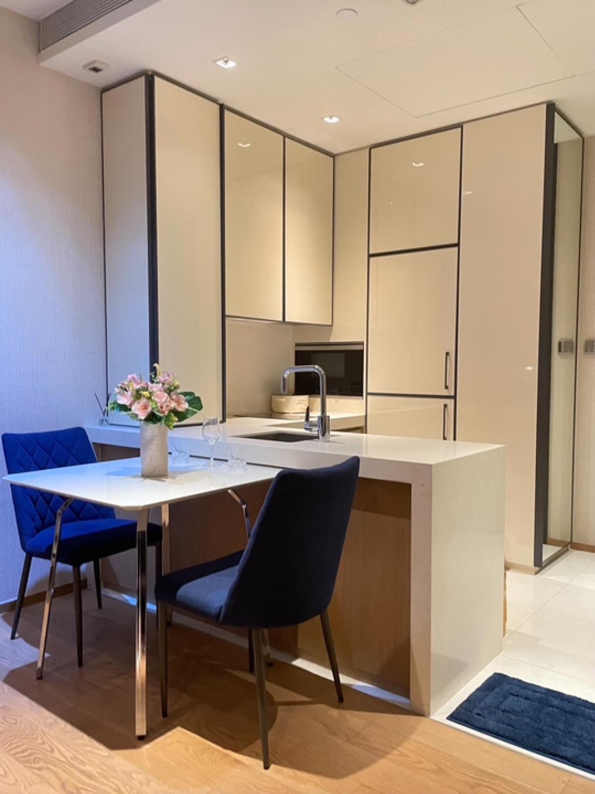 For RentCondoSukhumvit, Asoke, Thonglor : 📢👇 Hurry book now. Very good price for luxury condo Beatniq , 5 stars concierge service, close to BTS, only about 10 mins walk to Em district , nice layout and decor, fully furnished, ready to move in