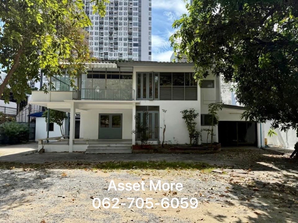 For RentHouseSukhumvit, Asoke, Thonglor : For rent: 2-storey detached house (Sukhumvit), with a large yard, good location, near BTS Ekkamai, Phra Khanong Nuea Subdistrict, Watthana District