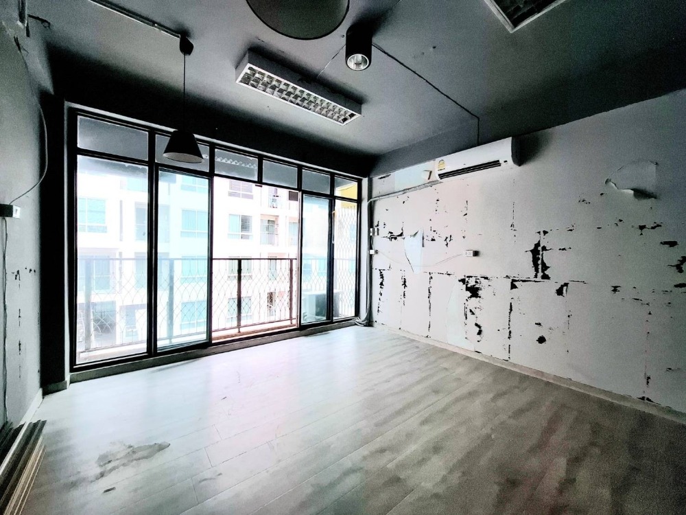 For RentShop HouseSilom, Saladaeng, Bangrak : H0575😊 For Rent for rent, 4-story commercial building 🚪5 bedrooms 🚄 Near BTS Sala Daeng 🔔 House area: 19.00 sq.w. 🔔 Usable area: 19.00 sq.m. 💲 Rent: 150,000 ฿ 📞O99-5919653, O65-9423251 ✅Lineid: @suraresidence