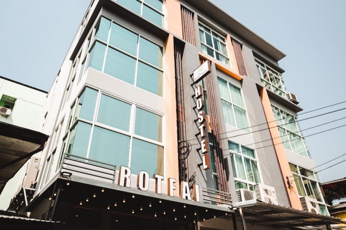 For RentHotel&Apartment BusinessRatchadapisek, Huaikwang, Suttisan : Hostel and Bar next to the market The One Ratchada, Old Train Market 50m.