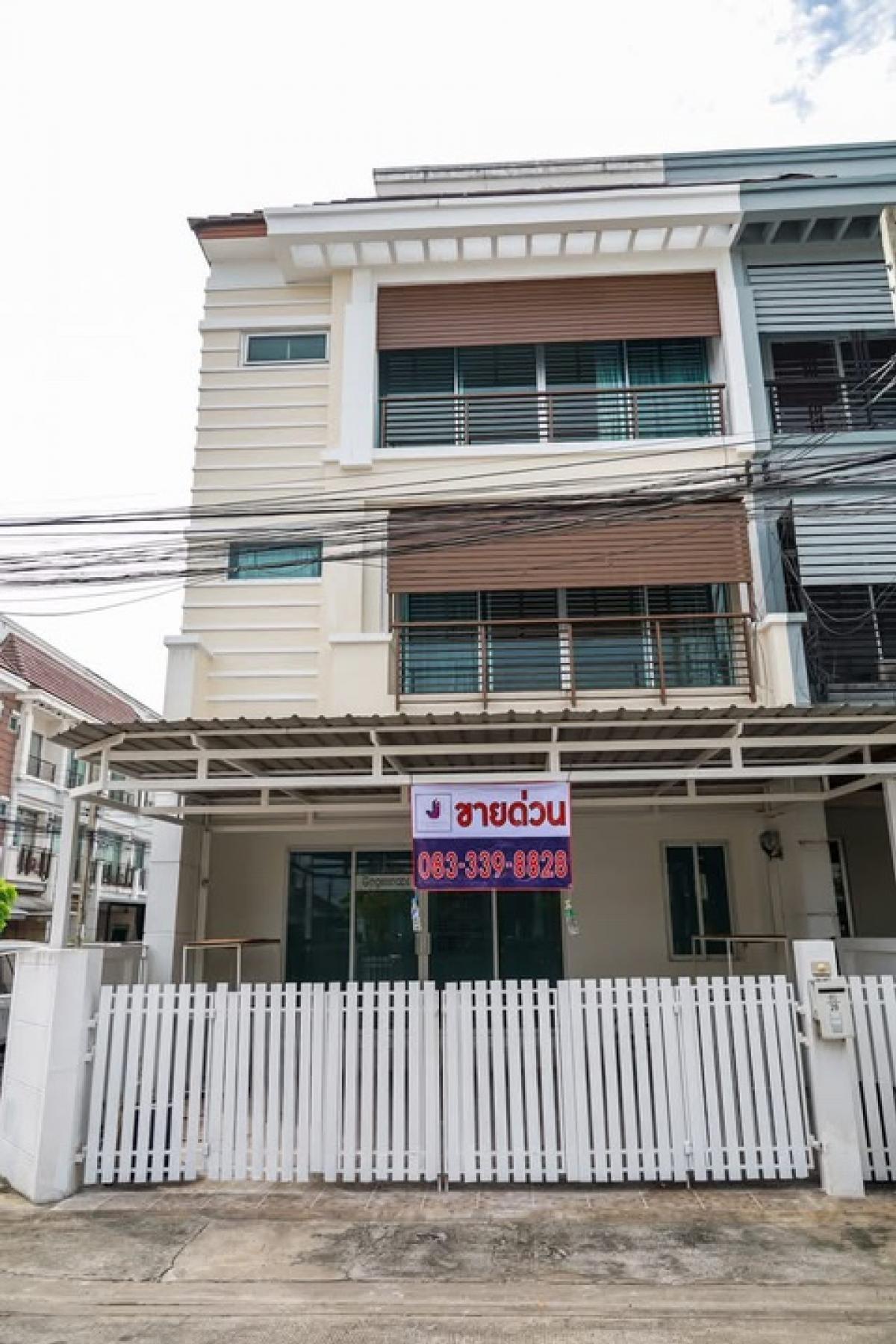 ขายทาวน์โฮมพัฒนาการ ศรีนครินทร์ : ขายด่วน ราคาคุ้มสุดในโครงการบ้านกลางเมือง เออร์บาเนี่ยน กรุงเทพกรีฑา หลังมุม เนื้อที่กว้างกว่าหลังอื่น