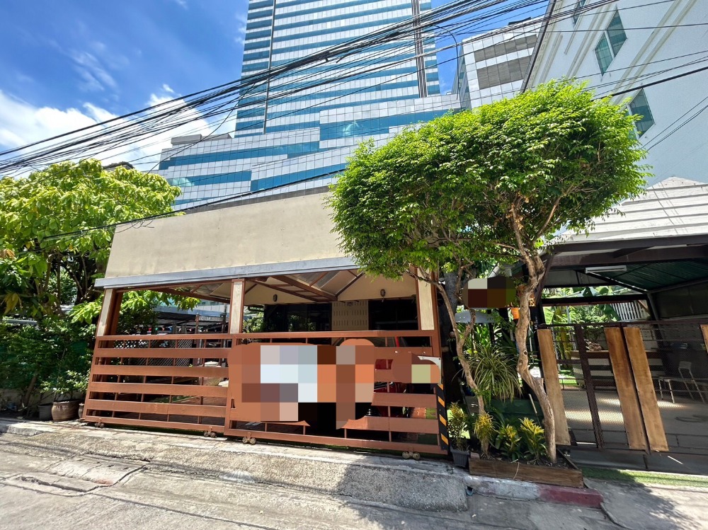 For RentHouseRatchadapisek, Huaikwang, Suttisan : Single house for rent, near MRT Suthisan, air-conditioner, fully furnished, 2 bedrooms, 1 office, 3 bathrooms, rental price 28,000 baht per month
