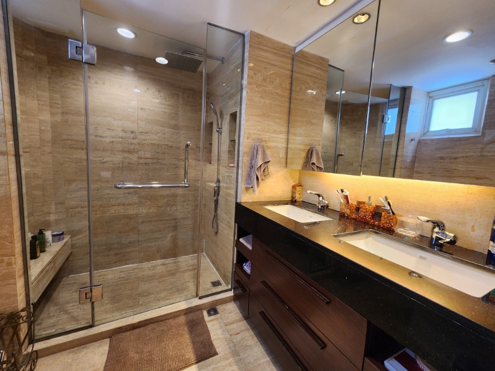 For SaleCondoSukhumvit, Asoke, Thonglor : Condo for sale in Ekkamai area!! Regent on the park 2, 3 bedrooms, fully furnished, high floor, unblocked view, near BTS Ekkamai