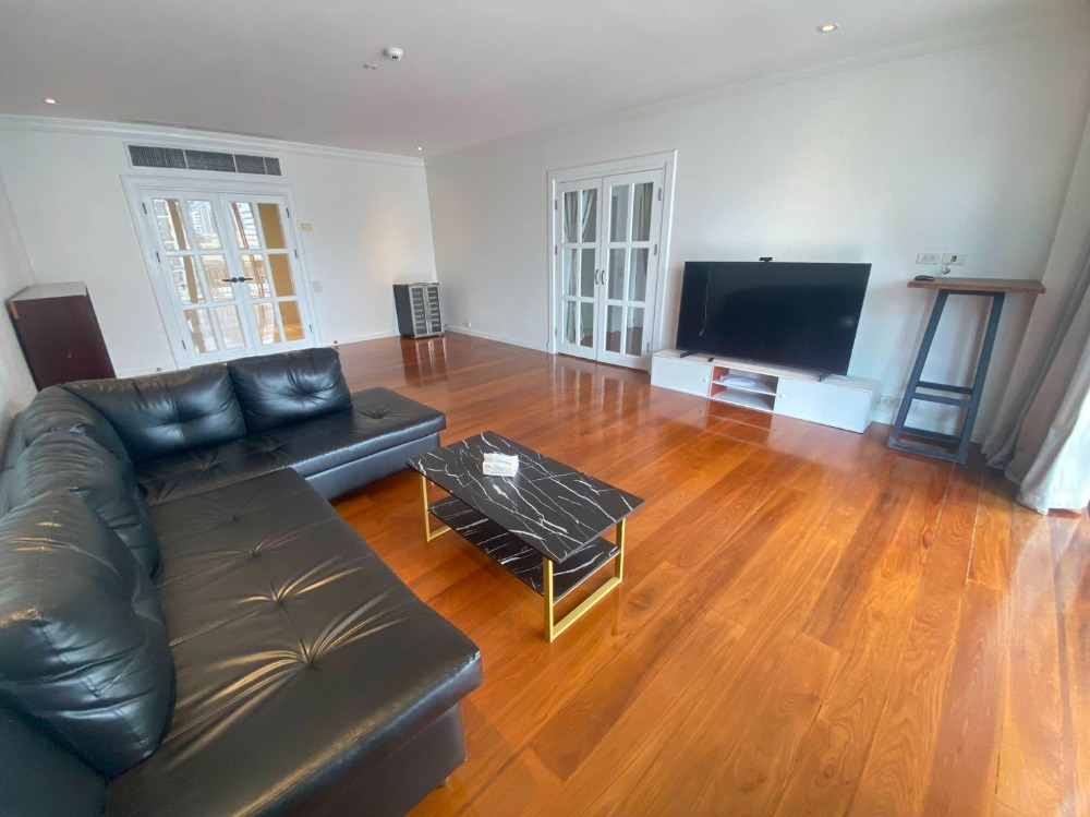 For RentCondoWitthayu, Chidlom, Langsuan, Ploenchit : For rent: Chidlom Place, 3 bedrooms, 1 maid's room, 4 bathrooms, 279 sq m.