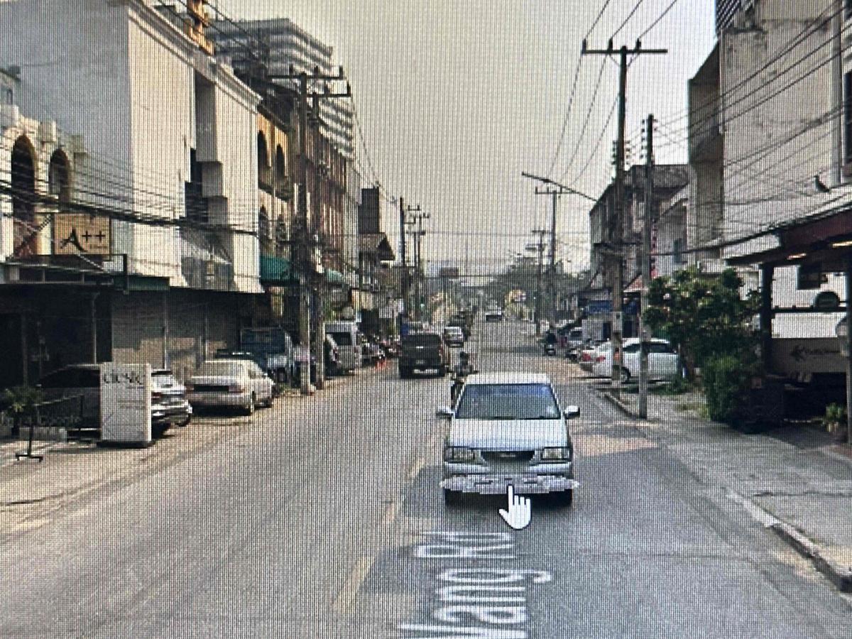 For SaleHouseChiang Mai : Land for sale with buildings in the heart of Chiang Mai city, on Thai Wang Road, near Nakhon Ping Bridge, 500 meters from Waroros Market.