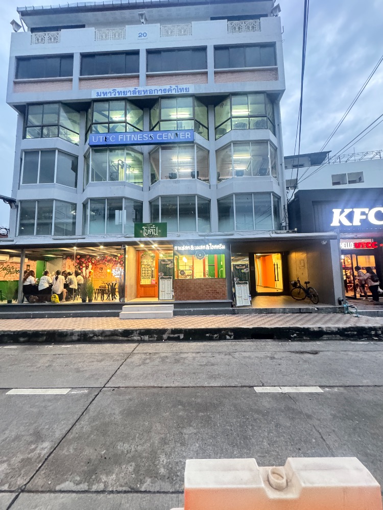 For LeaseholdRetail SpaceRatchadapisek, Huaikwang, Suttisan : Milk shop for sale in front of the University of the Thai Chamber of Commerce