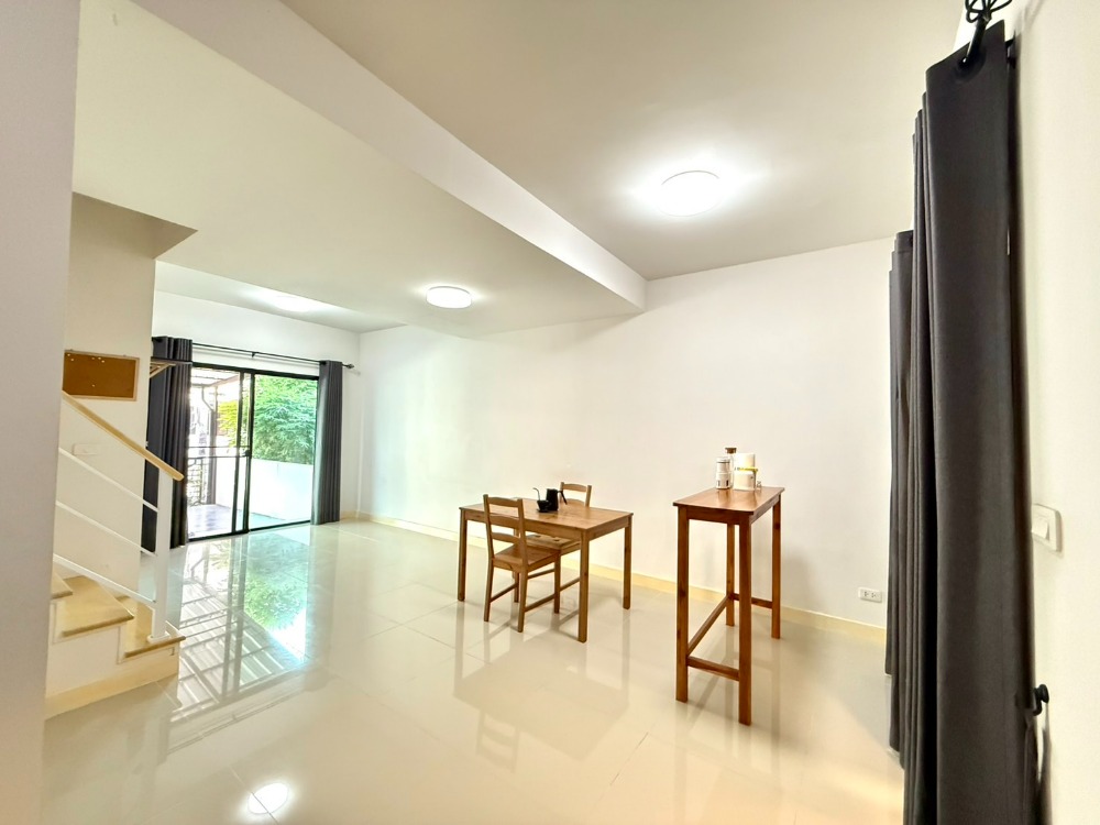 For SaleTownhomeLadkrabang, Suwannaphum Airport : Townhouse for sale, beautiful, good price, great location, many entrances and exits, near the Yellow Line and Airport Rail Link.