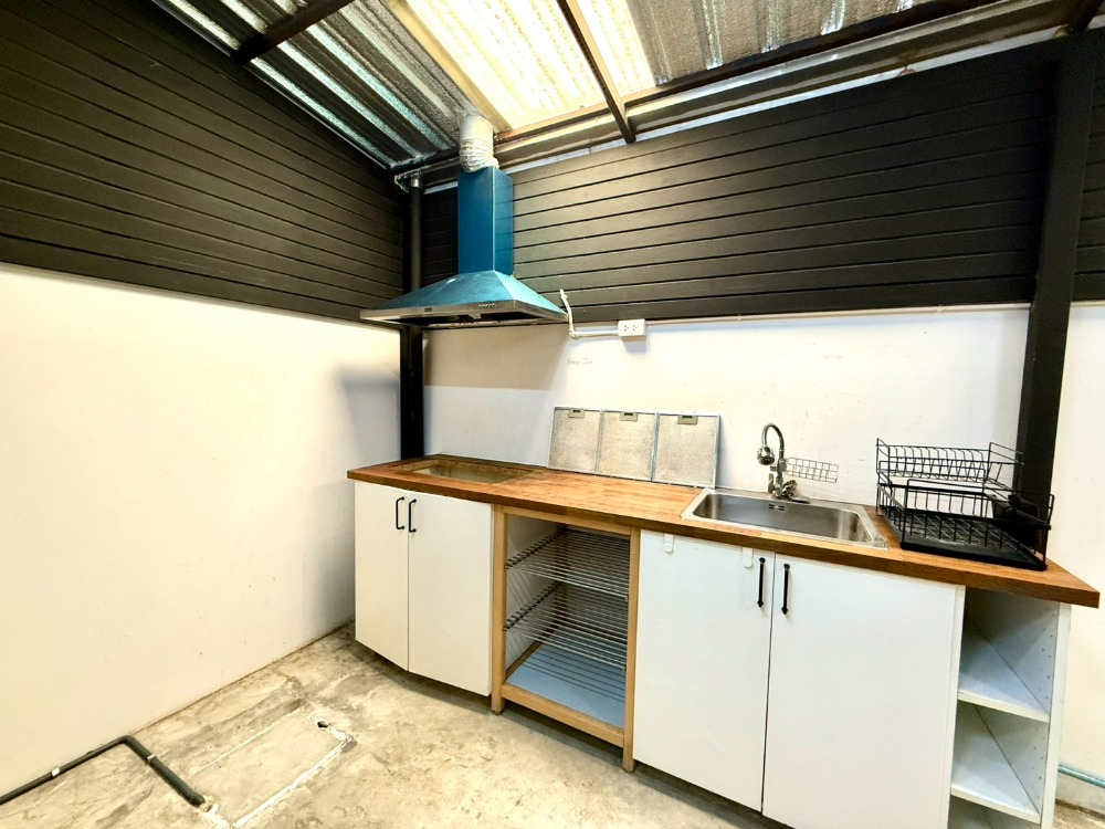 For SaleTownhomeLadkrabang, Suwannaphum Airport : Townhouse for sale, beautiful, good price, great location, many entrances and exits, near the Yellow Line and Airport Rail Link.