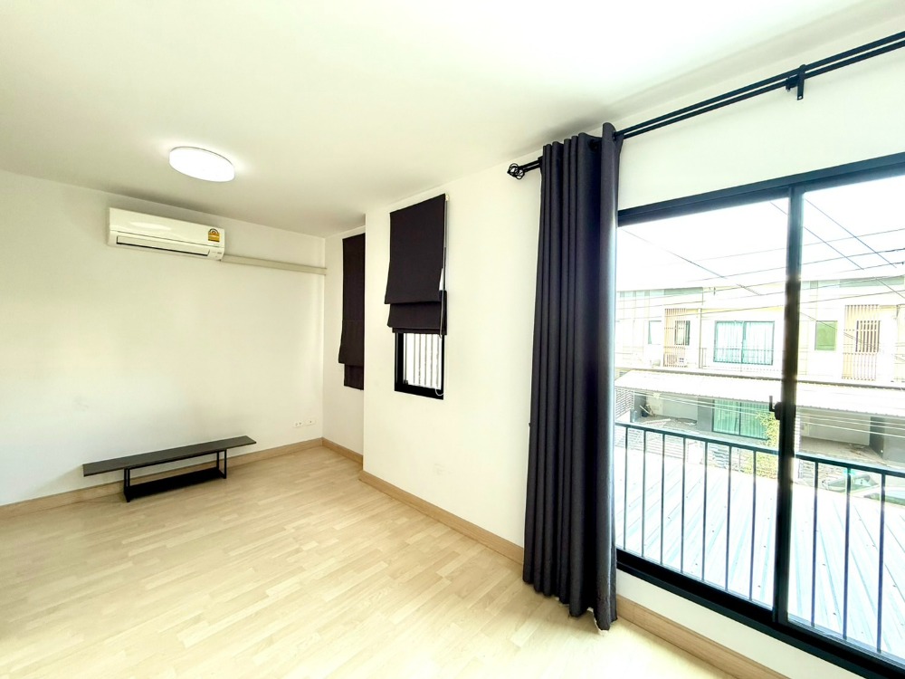 For SaleTownhomeLadkrabang, Suwannaphum Airport : Townhouse for sale, beautiful, good price, great location, many entrances and exits, near the Yellow Line and Airport Rail Link.