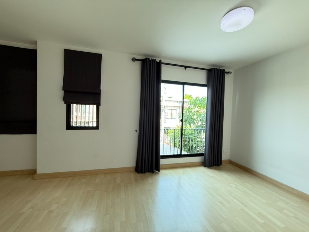 For SaleTownhomeLadkrabang, Suwannaphum Airport : Townhouse for sale, beautiful, good price, great location, many entrances and exits, near the Yellow Line and Airport Rail Link.