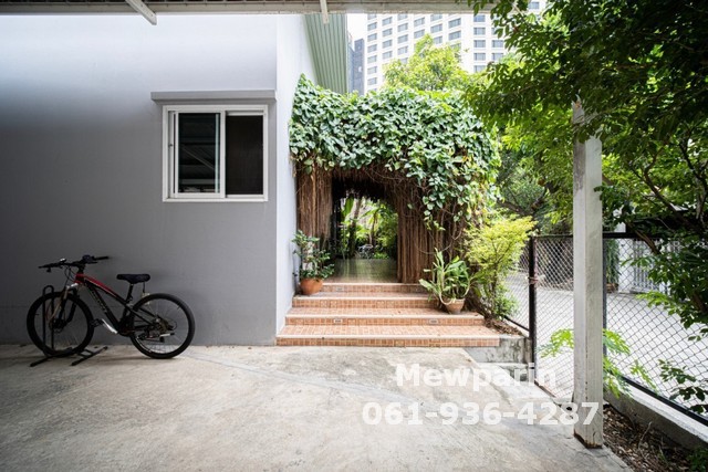 For SaleHouseSukhumvit, Asoke, Thonglor : 428930 Single house for sale with land, size 100 sq m, 800 m from BTS Asoke.