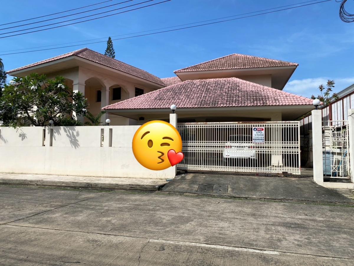 For SaleHouseSamut Prakan,Samrong : WindMill Park: 2-storey single houseArea 226 sq.w., usable area 700 sq.m.5 bedrooms, 5 bathrooms (Sale 16 million baht)---------------------------------Bangna location, near expressway, multiple entrances and exitsWith complete facilities-----------
