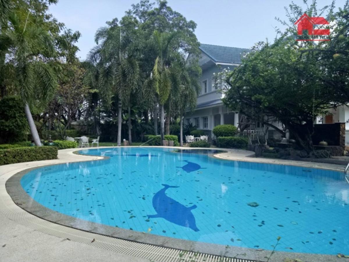 ให้เช่าบ้านบางนา แบริ่ง ลาซาล : ให้เช่าบ้านหรู4หลังทำ  air bnb ได้ มีทั้งหมา16 ห้องนอน 20 ห้องน้ำ มีสระว่ายน้ำพร้อมอยู่ ถนนบางนาตราด