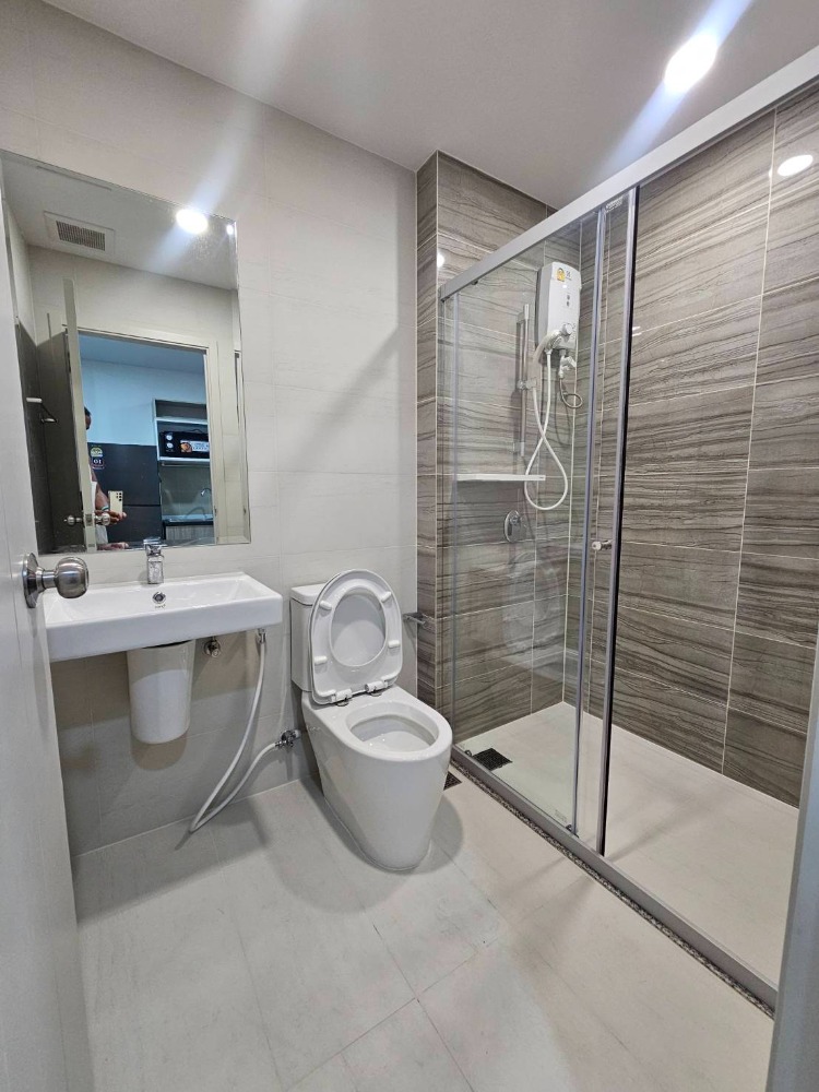 For RentCondoRamkhamhaeng, Hua Mak : 🔥🔥Brand new room with glass partition 🔥🔥High floor, nice view, everything is brand new, first-time renter