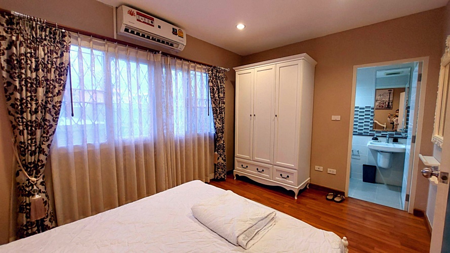 For RentTownhomePattanakan, Srinakarin : For rent: 3-storey townhouse (corner house), The Exclusive Village, Phatthanakan 44, Suan Luang, vacant and ready to move in (N.1495)