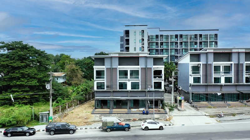 For SaleShop HousePattaya, Bangsaen, Chonburi : For sale: 4 commercial buildings on the main road, Sriracha-Nong Kho, near Sriracha Tiger Zoo, near J-Park Sriracha, Chonburi, suitable for business or office use.