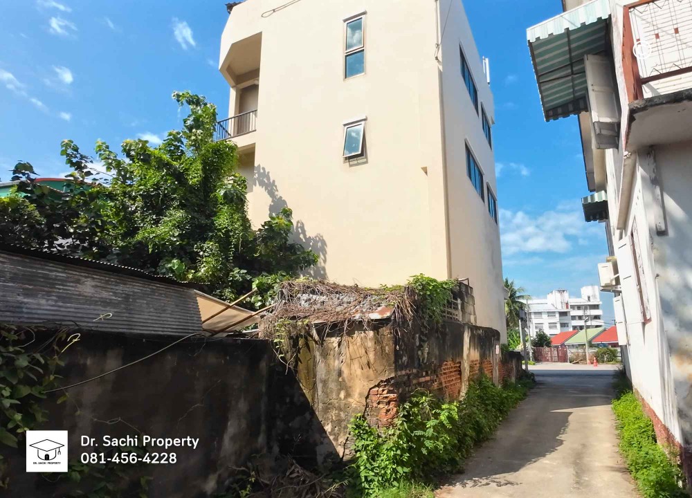 For SaleShop HouseLamphun : Commercial building for sale, Lamphun city, 2 units, 35.1 sq wah. (corner room), near Wat Phra That Hariphunchai