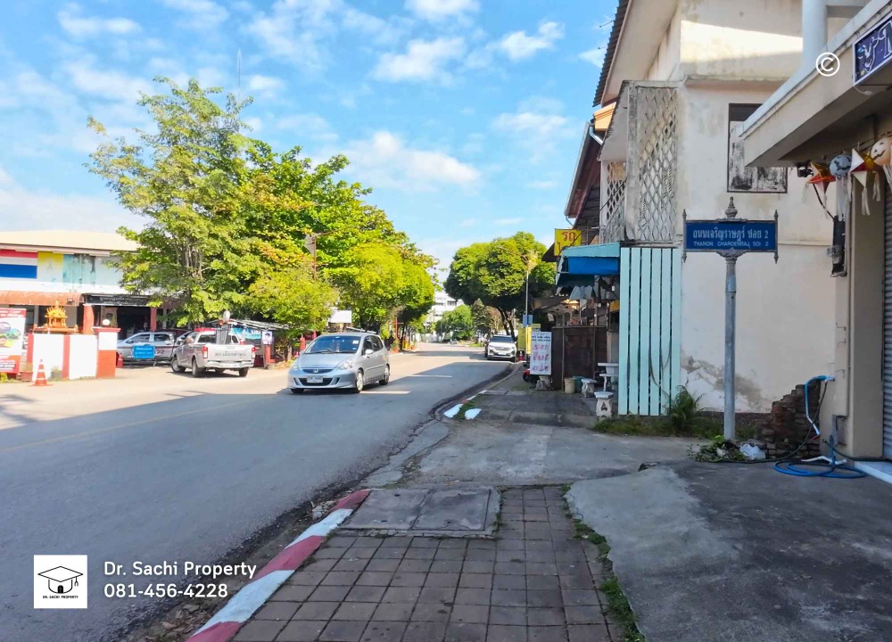 For SaleShop HouseLamphun : Commercial building for sale, Lamphun city, 2 units, 35.1 sq wah. (corner room), near Wat Phra That Hariphunchai