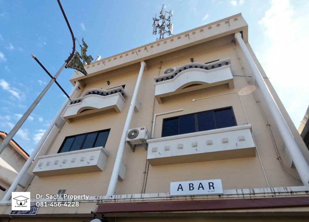 For SaleShop HouseLamphun : Commercial building for sale, Lamphun city, 2 units, 35.1 sq wah. (corner room), near Wat Phra That Hariphunchai