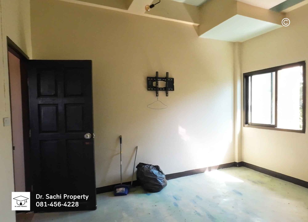 For SaleShop HouseLamphun : Commercial building for sale, Lamphun city, 2 units, 35.1 sq wah. (corner room), near Wat Phra That Hariphunchai