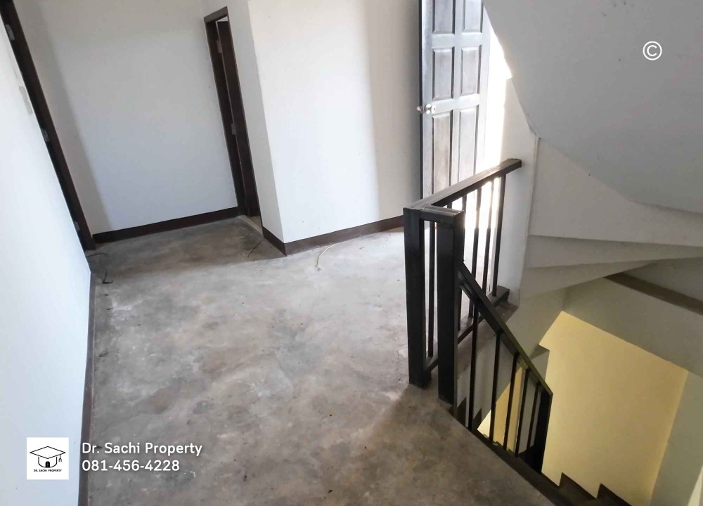 For SaleShop HouseLamphun : Commercial building for sale, Lamphun city, 2 units, 35.1 sq wah. (corner room), near Wat Phra That Hariphunchai