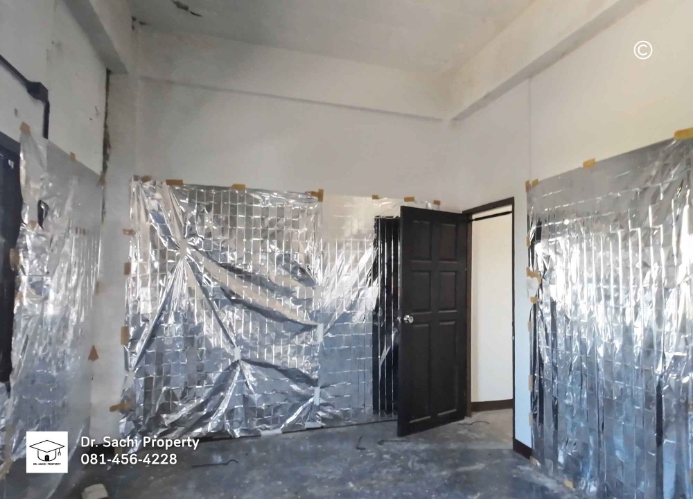 For SaleShop HouseLamphun : Commercial building for sale, Lamphun city, 2 units, 35.1 sq wah. (corner room), near Wat Phra That Hariphunchai