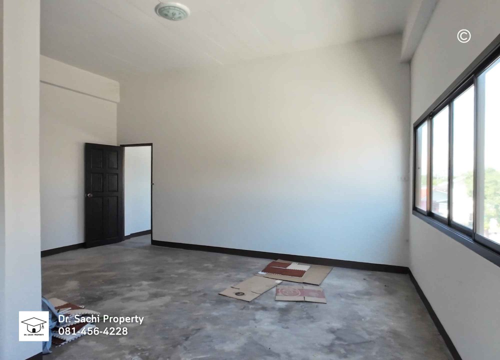 For SaleShop HouseLamphun : Commercial building for sale, Lamphun city, 2 units, 35.1 sq wah. (corner room), near Wat Phra That Hariphunchai