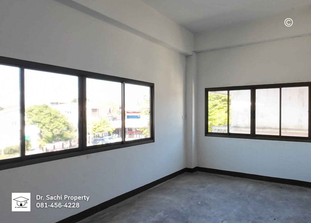 For SaleShop HouseLamphun : Commercial building for sale, Lamphun city, 2 units, 35.1 sq wah. (corner room), near Wat Phra That Hariphunchai