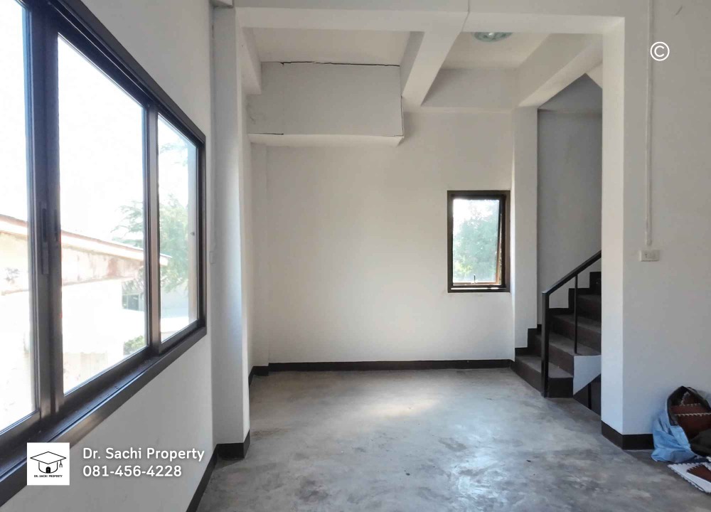 For SaleShop HouseLamphun : Commercial building for sale, Lamphun city, 2 units, 35.1 sq wah. (corner room), near Wat Phra That Hariphunchai