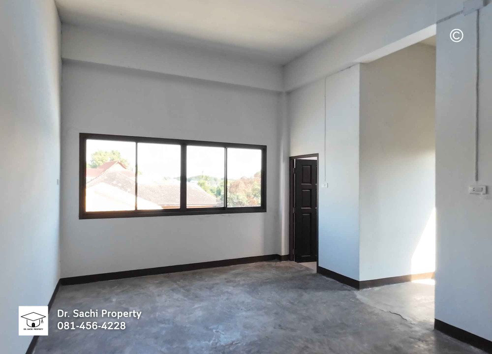 For SaleShop HouseLamphun : Commercial building for sale, Lamphun city, 2 units, 35.1 sq wah. (corner room), near Wat Phra That Hariphunchai