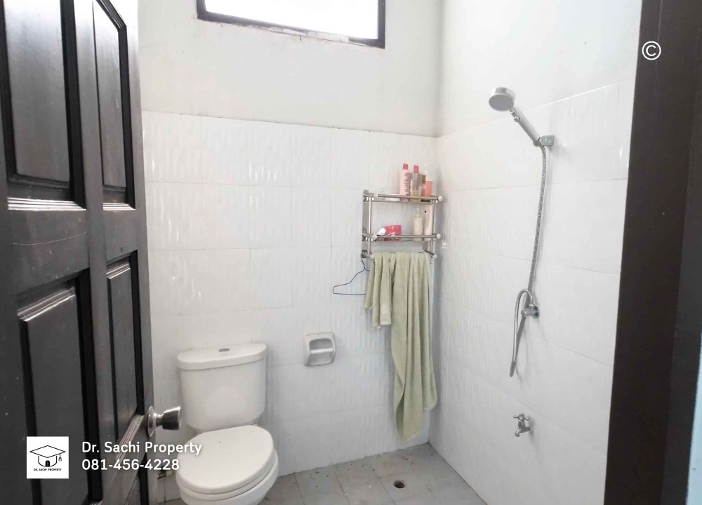 For SaleShop HouseLamphun : Commercial building for sale, Lamphun city, 2 units, 35.1 sq wah. (corner room), near Wat Phra That Hariphunchai