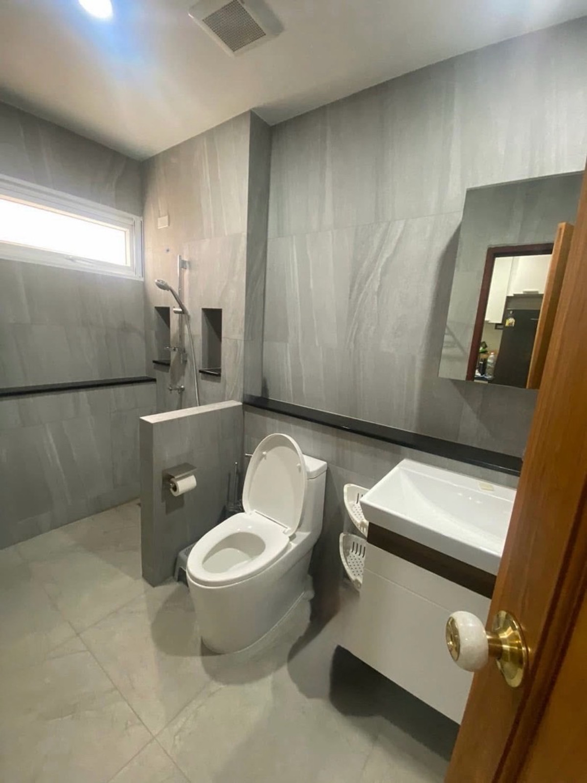 For SaleHouseSapankwai,Jatujak : 📢👇 House for Sale: Only 3 Years Old with Office Space, Solar Roof Installed, Earthquake-Resistant, Built Entirely with CPAC Concrete. Convenient Access to Multiple Routes, Near Expressway and Chatuchak Park.