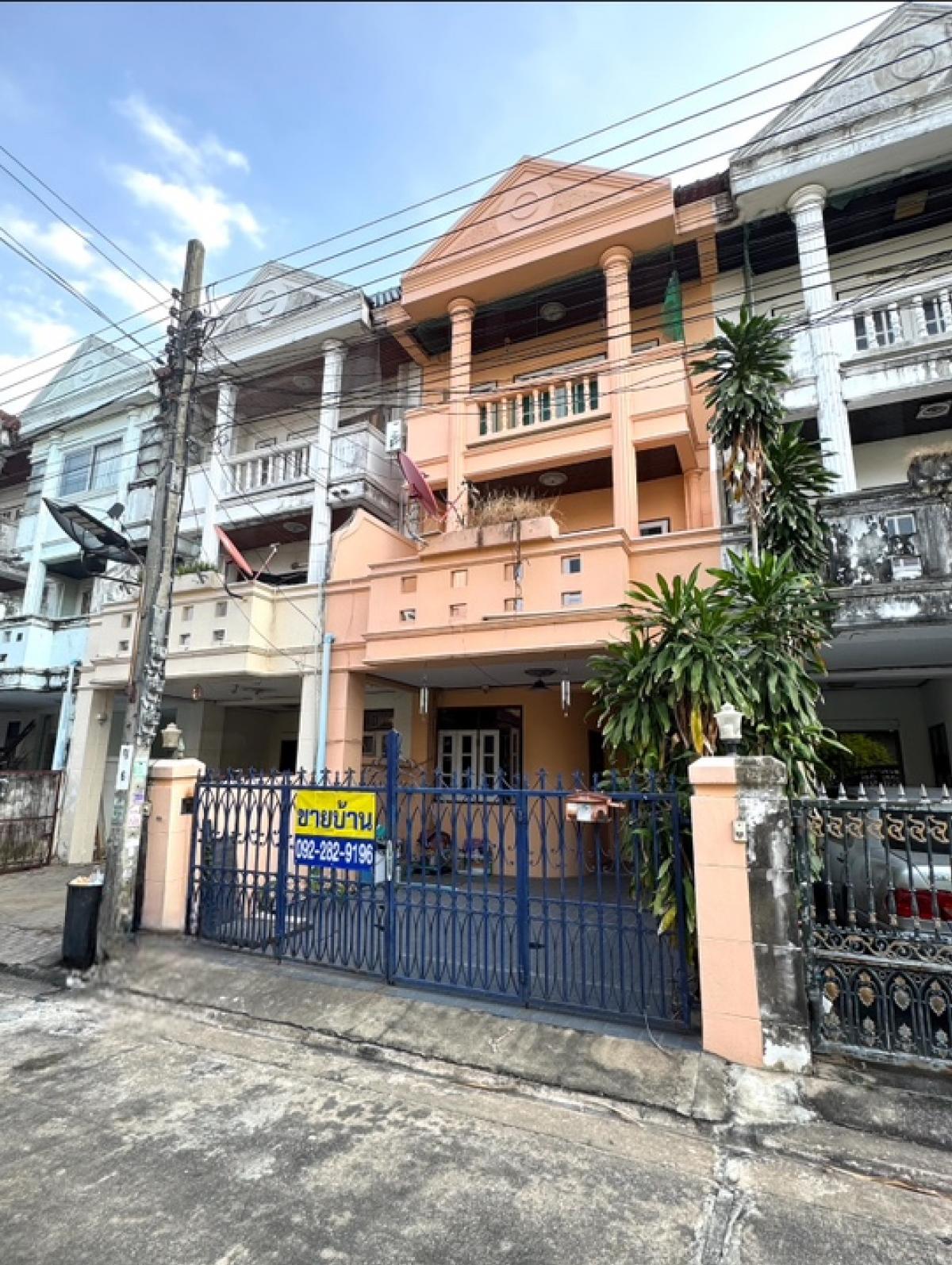 For SaleTownhomeRama5, Ratchapruek, Bangkruai : Townhouse for sale, 3 floors, Soi Krungthep Nonthaburi 7, Intersection 3, near the Tiwanon BTS Station, very good location. Interested, call: 0922829196