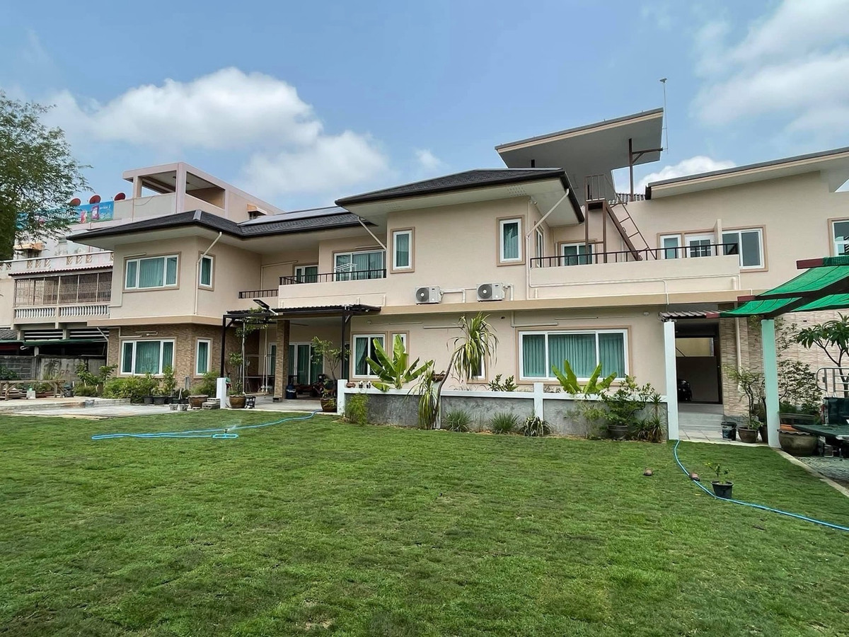 For SaleHouseSapankwai,Jatujak : 📢👇 House for Sale: Only 3 Years Old with Office Space, Solar Roof Installed, Earthquake-Resistant, Built Entirely with CPAC Concrete. Convenient Access to Multiple Routes, Near Expressway and Chatuchak Park.