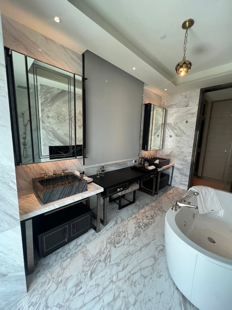 For RentCondoWongwianyai, Charoennakor : • 𝐑𝐄𝐍𝐓 • 𝐌𝐚𝐧𝐝𝐚𝐫𝐢𝐧 𝐎𝐫𝐢𝐞𝐧𝐭𝐚𝐥 • 𝟑 𝐁𝐞𝐝 𝟒 𝐁𝐚𝐭𝐡 • 𝟐𝟐𝟑 𝐒𝐪𝐦. • 𝟒𝟎𝟎,𝟎𝟎𝟎 • + 𝐅𝐮𝐥𝐥𝐲-𝐅𝐮𝐫𝐧𝐢𝐬𝐡𝐞𝐝  𝐋𝐢𝐧𝐞 𝐈𝐃 : 𝐕𝐚𝐬𝐬𝐢𝐥𝐲