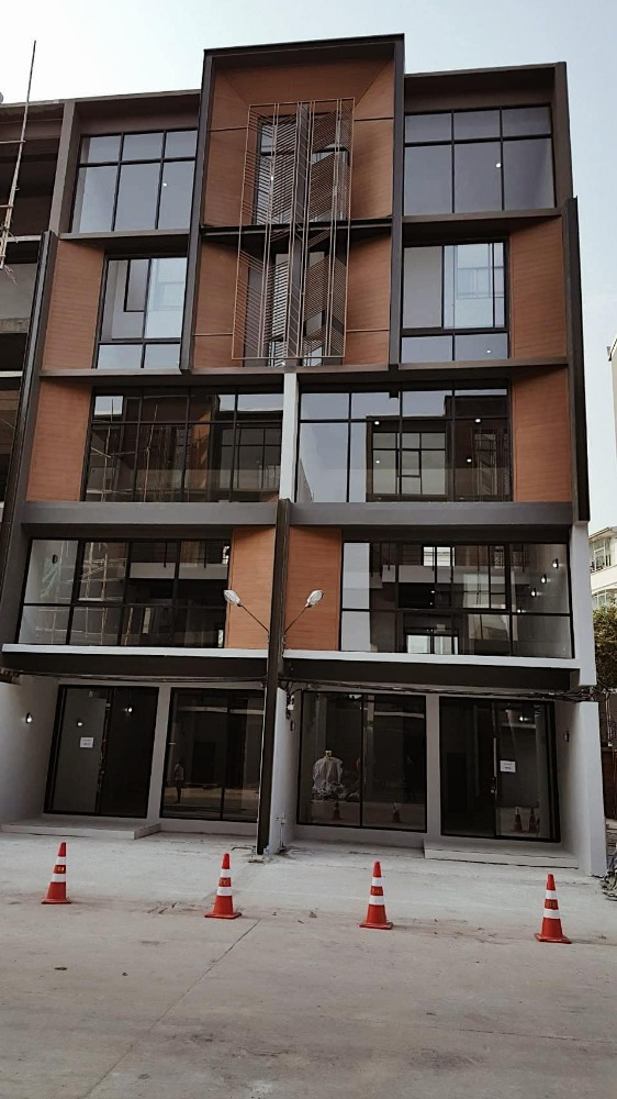 For RentHome OfficeOnnut, Udomsuk : ✨✨For rent: 5-storey Home Office with elevator✨✨4 bedrooms, 4 bathrooms, 7 air conditioners, curtains in every room