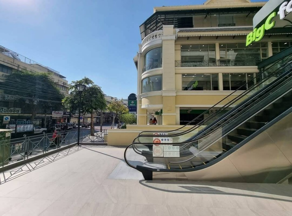 For RentRetail SpaceYaowarat, Banglamphu : For rent: Shop space in The Old Siam Plaza, 3rd floor, area 55 -74 sq m, rental fee 1,000 - 1,400 baht/sq m/month, rental fee starts at 55,000 baht/month.