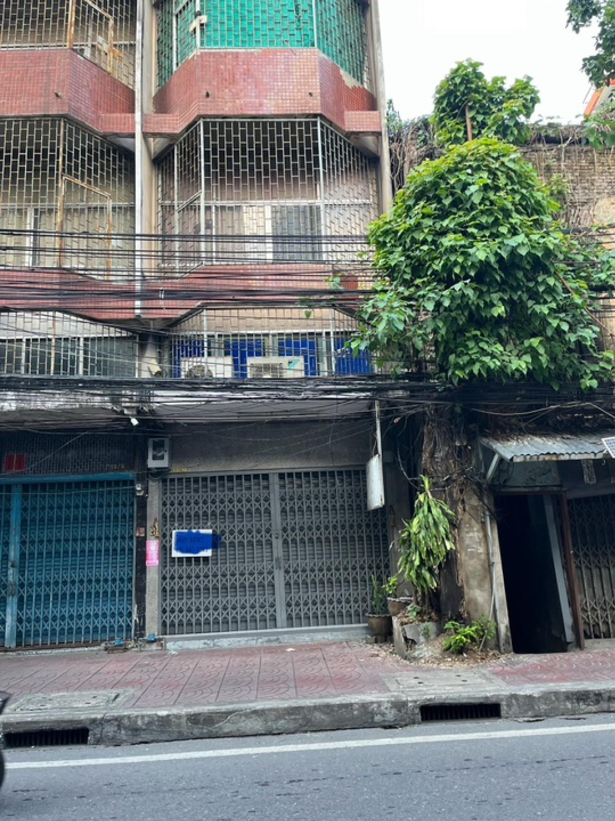 For RentShop HouseYaowarat, Banglamphu : 📢👇Commercial Building for Rent on the main street 6-story commercial building (including rooftop) with 2 bathrooms and an elevator.