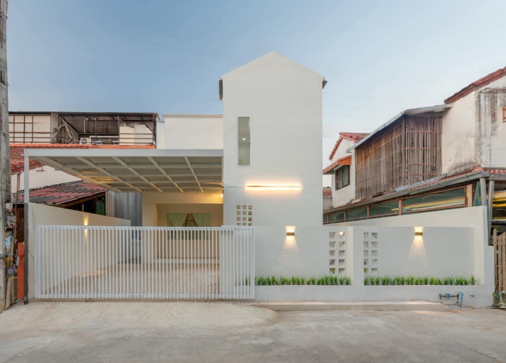 For SaleTownhomeChiang Mai : 2-Story House for Sale Near Chiang Mai Airport, Beautiful home with a serene atmosphere, perfect for living or future investment.