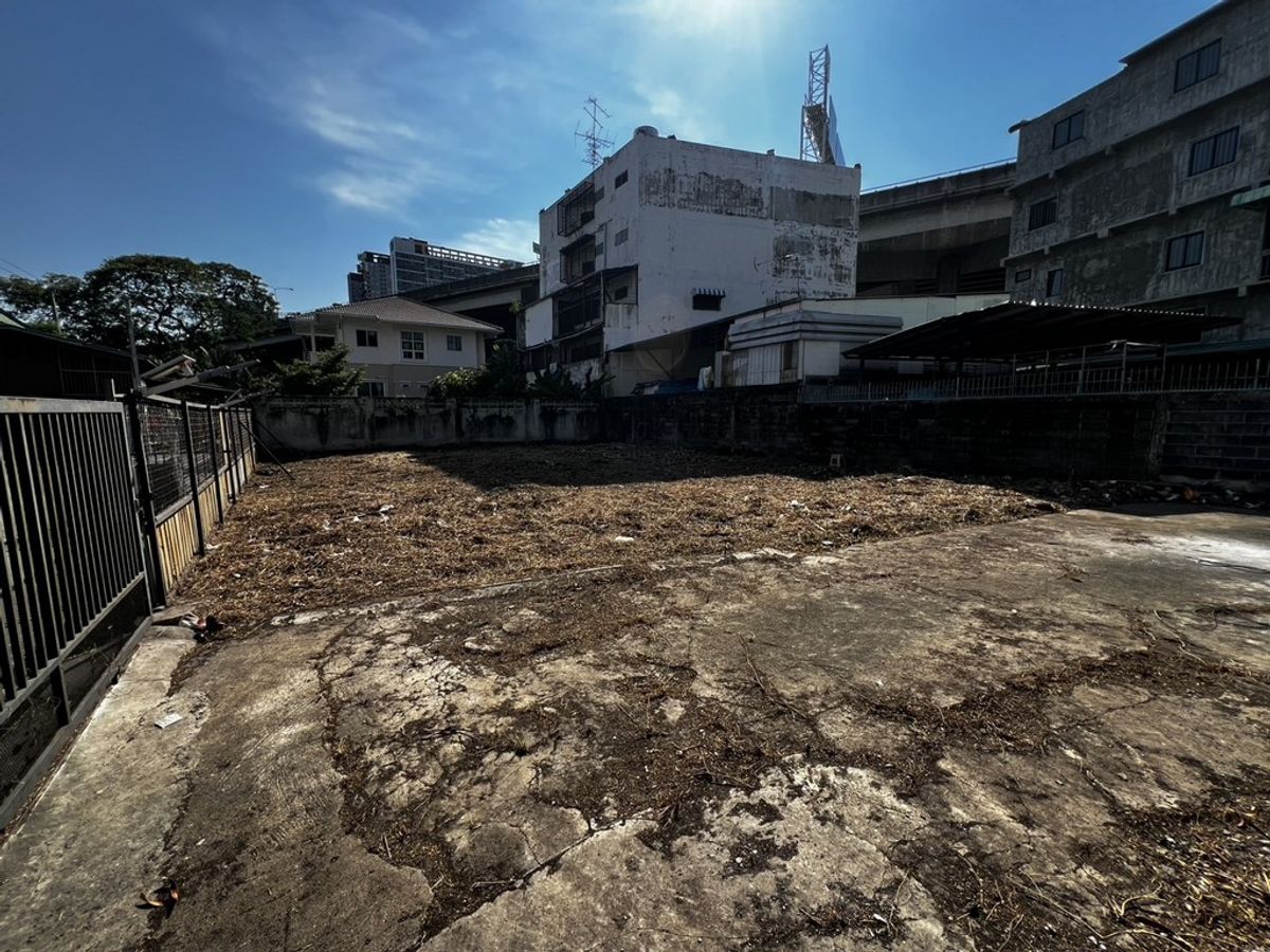 For RentLandRamkhamhaeng, Hua Mak : Land for rent, Ramkhamhaeng Intersection, Hua Mak, Bang Kapi, near 911 Assistant (Porsche Service), land next to the expressway on the left and right.