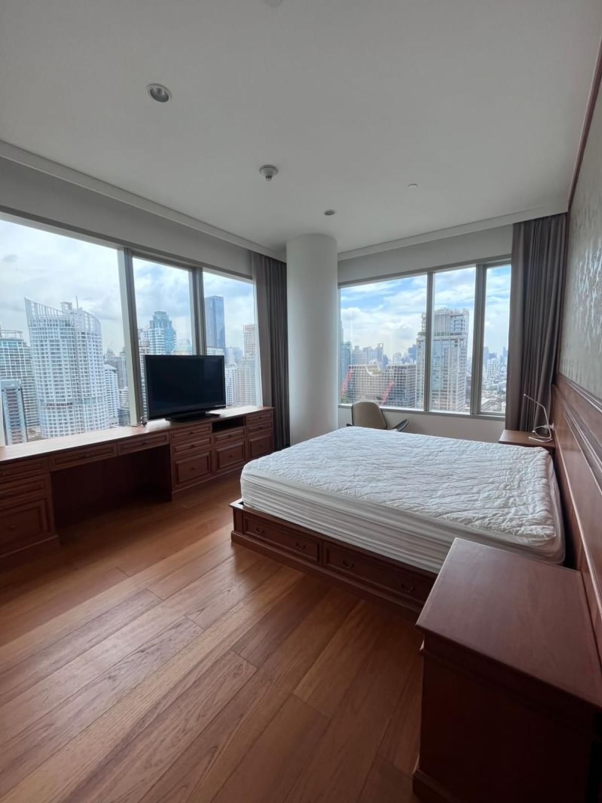 For RentCondoWitthayu, Chidlom, Langsuan, Ploenchit : 03/04/2026, For rent: 185 Rajadamri condo, 3 bedrooms, in the city center
Beautiful view, close to BTS Ratchadamri, only 180,000 THB/month! 0642748883