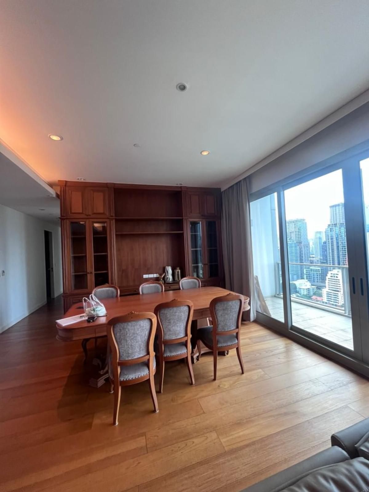 For RentCondoWitthayu, Chidlom, Langsuan, Ploenchit : 03/04/2026, For rent: 185 Rajadamri condo, 3 bedrooms, in the city center
Beautiful view, close to BTS Ratchadamri, only 180,000 THB/month! 0642748883