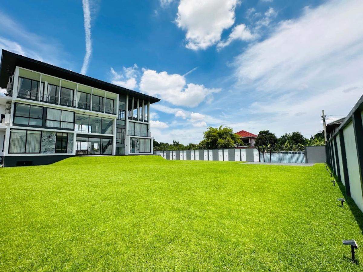 For RentHouseVipawadee, Don Mueang, Lak Si : #บ้านใกล้สนามบิน #บ้านใกล้โรงเรียนนานาชาติ 
#Houseclosetoairport #Houseclosetointenationalschool

Selling / Rental :  Modern House & Home Office in Donmueng, 8 Beds 5 Bath , 1000 sqm , 373 sqw , 3 Kitchen 

• 5 Mins to Harrow International School
• 10