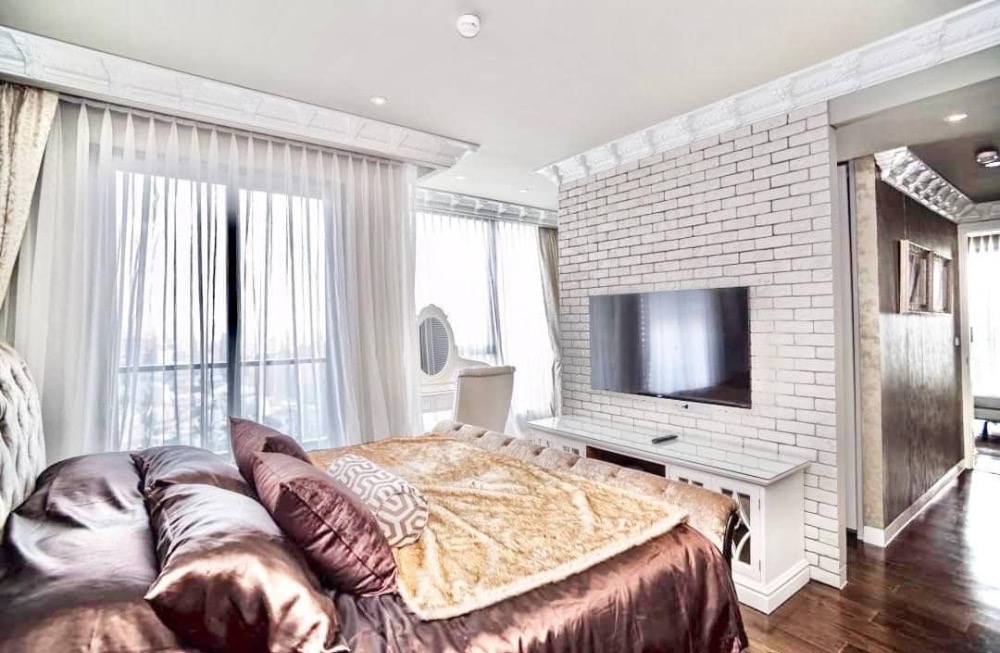 For SaleCondoSukhumvit, Asoke, Thonglor : For sale: Luxury penthouse, corner unit, decorated in French style, The Lumpini 24 project, Sukhumvit Soi 24, high floor, beautiful view, Chao Phraya River view