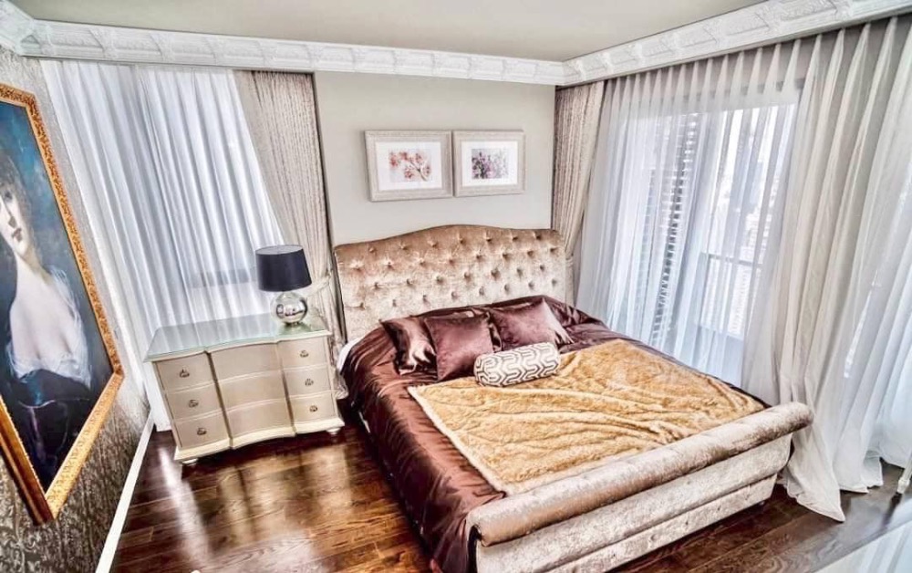 For SaleCondoSukhumvit, Asoke, Thonglor : For sale: Luxury penthouse, corner unit, decorated in French style, The Lumpini 24 project, Sukhumvit Soi 24, high floor, beautiful view, Chao Phraya River view